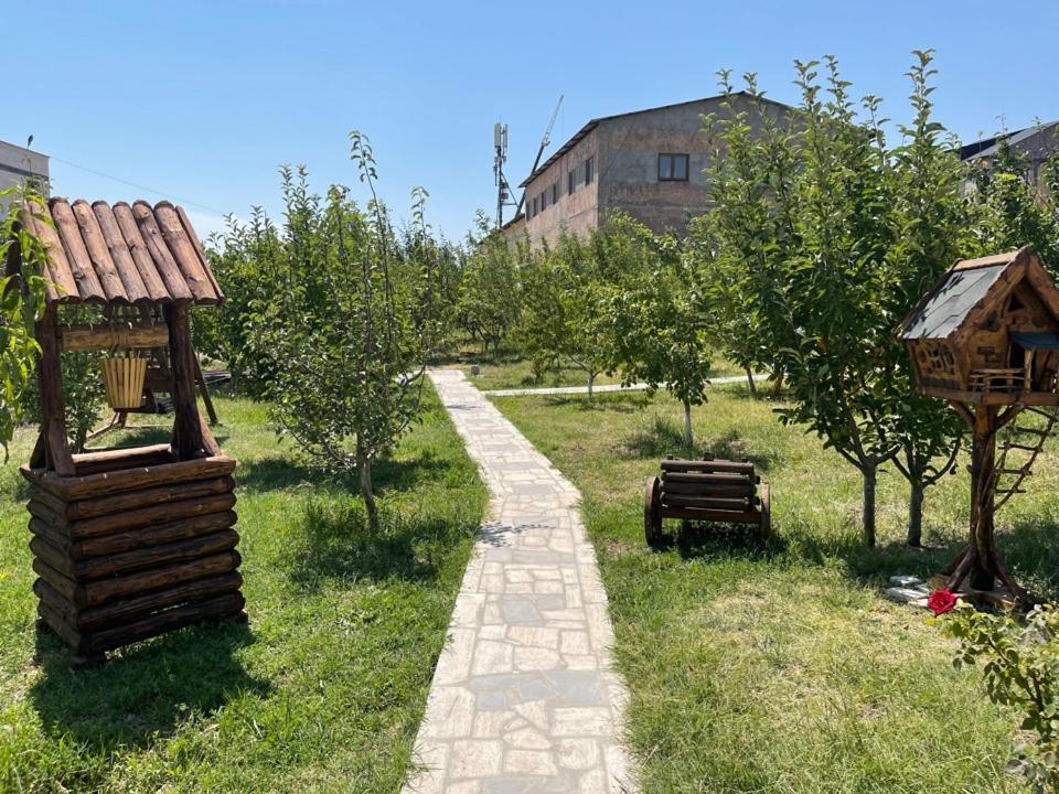 Golden Seconds Hotel Jerevan Buitenkant foto