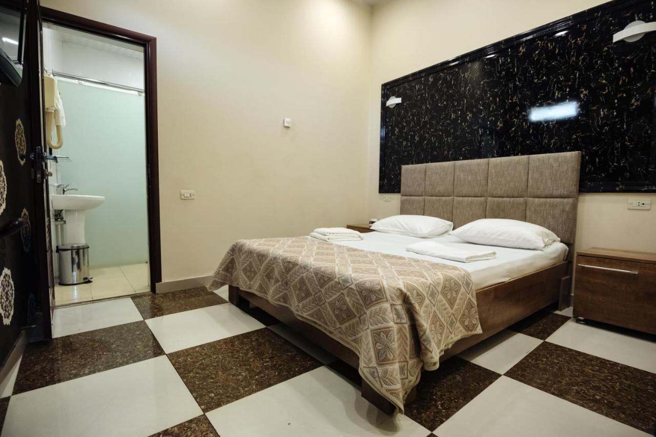 Golden Seconds Hotel Jerevan Buitenkant foto