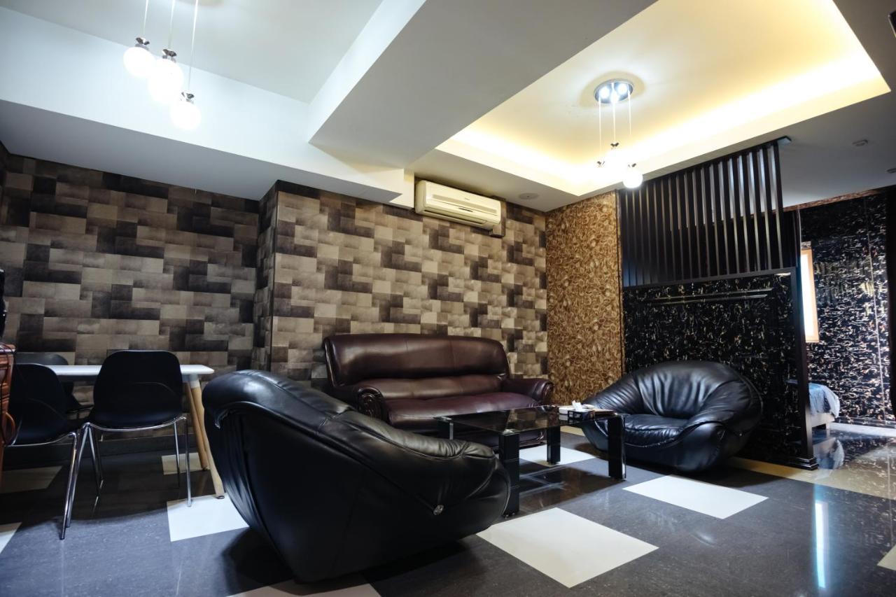 Golden Seconds Hotel Jerevan Buitenkant foto