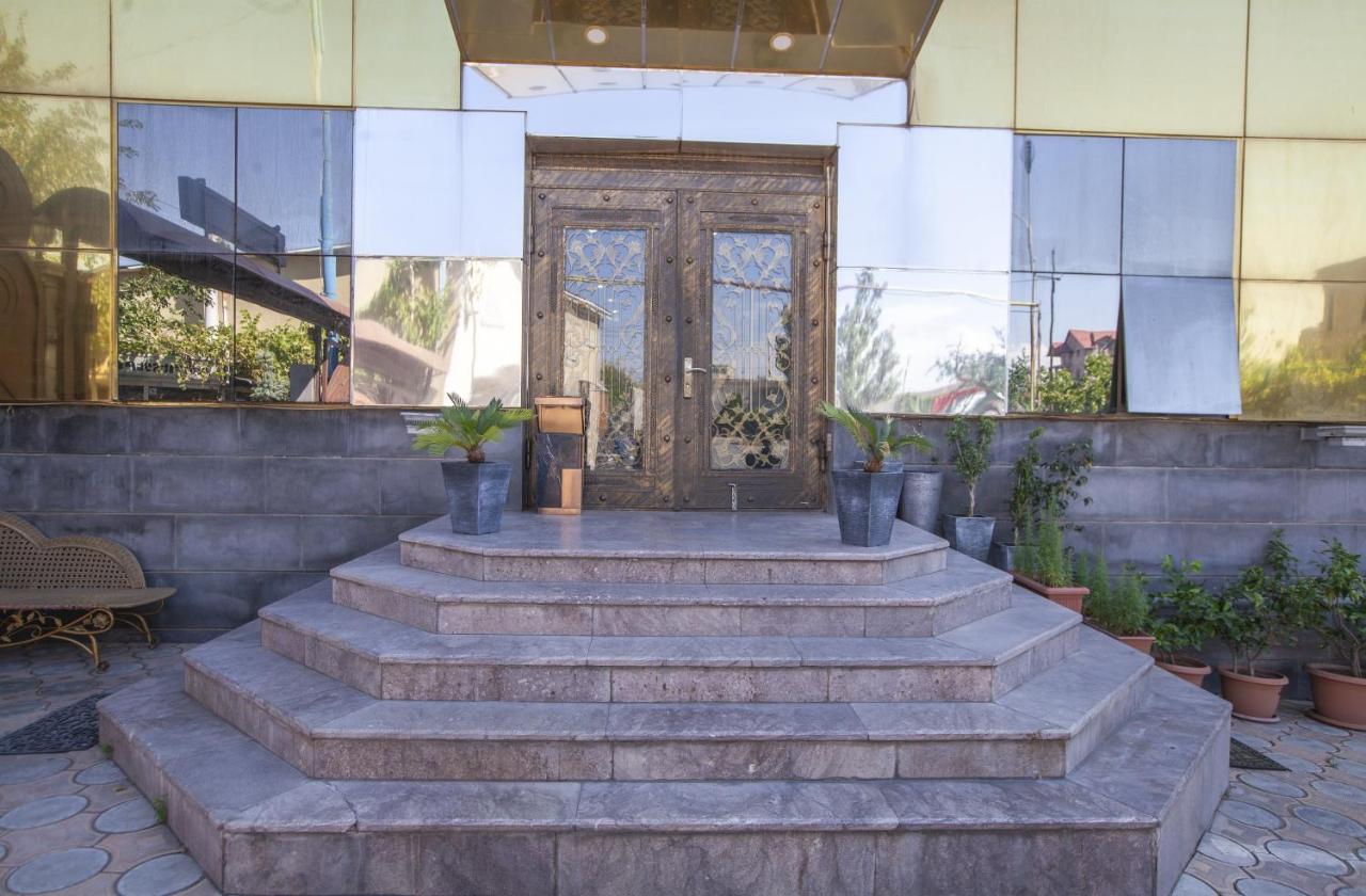 Golden Seconds Hotel Jerevan Buitenkant foto