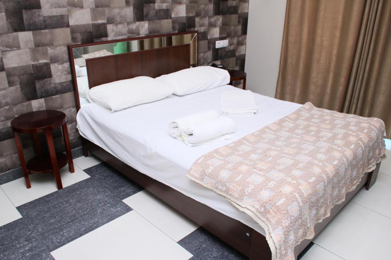 Golden Seconds Hotel Jerevan Buitenkant foto