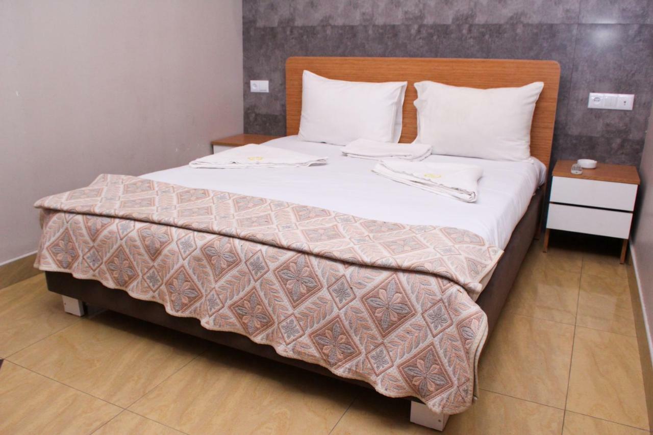 Golden Seconds Hotel Jerevan Buitenkant foto